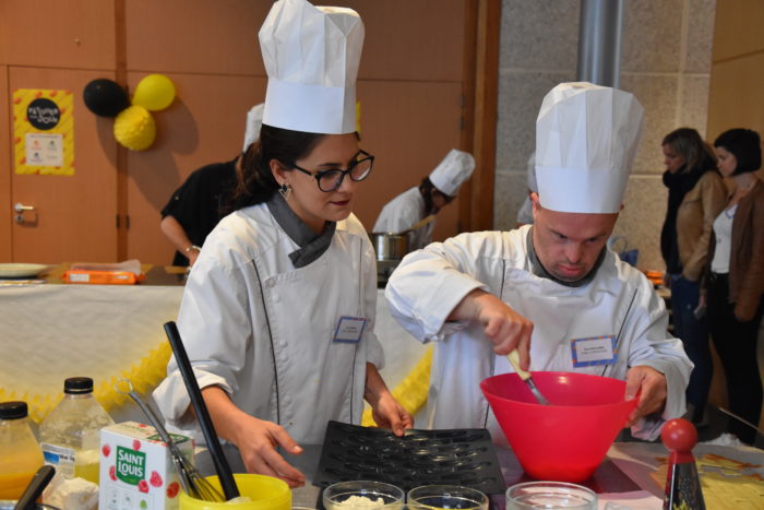 Binôme personne en situation de handicap et éducatrice / Concours culinaire Restalliance Pâtissier d’un jour