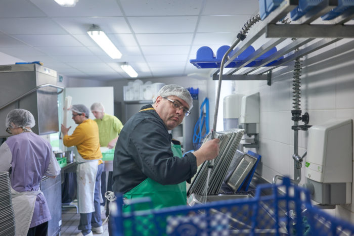 Personne en situation en handicap à la plonge cuisine / ESAT