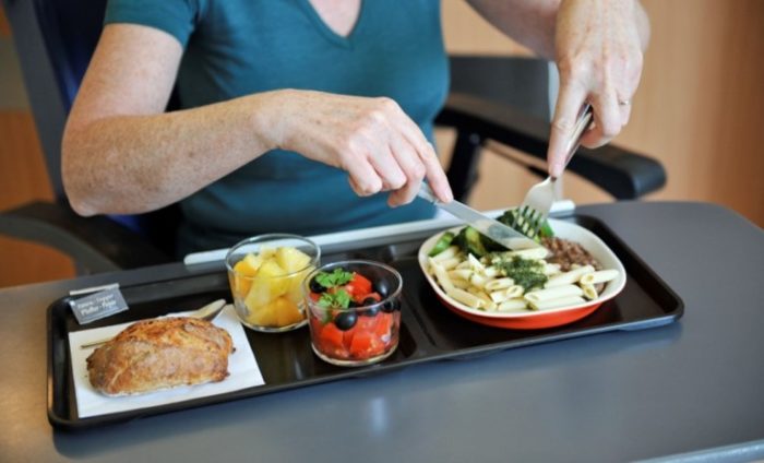 Plateau repas servi en chambre restauration collective clinique hôpital